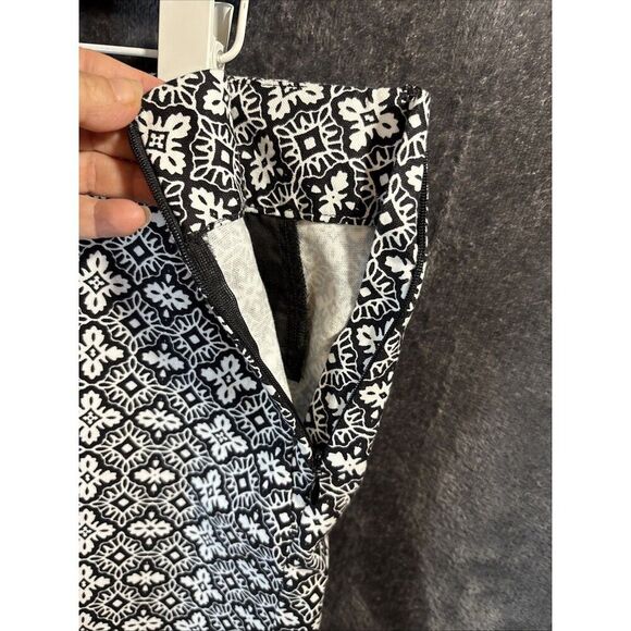 Banana Republic Shorts Women’s Size 6 Black and White Geometric Shape Size Zip - Picture 4 of 8